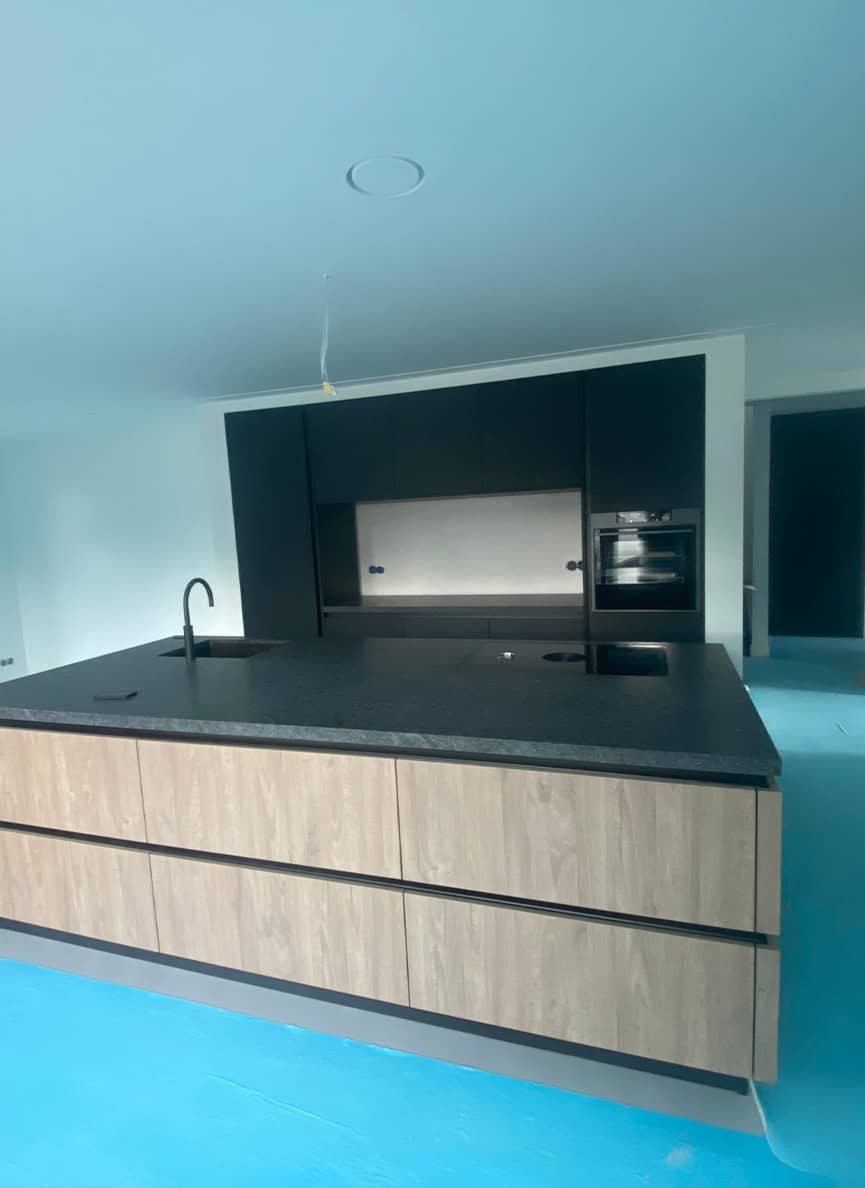 Foto 2 Opgeknapte Boederij Strak Gestuct Platte Plint Bosch Stucadoors Villa afwerking airless matte muurverf Nijmegen Kerkenbos Stucwerken