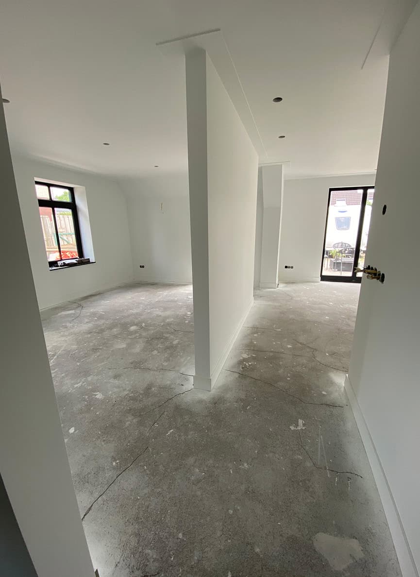 Foto 8 Opgeknapte Boederij Strak Gestuct Platte Plint Bosch Stucadoors Villa afwerking airless matte muurverf Nijmegen Kerkenbos Stucwerken